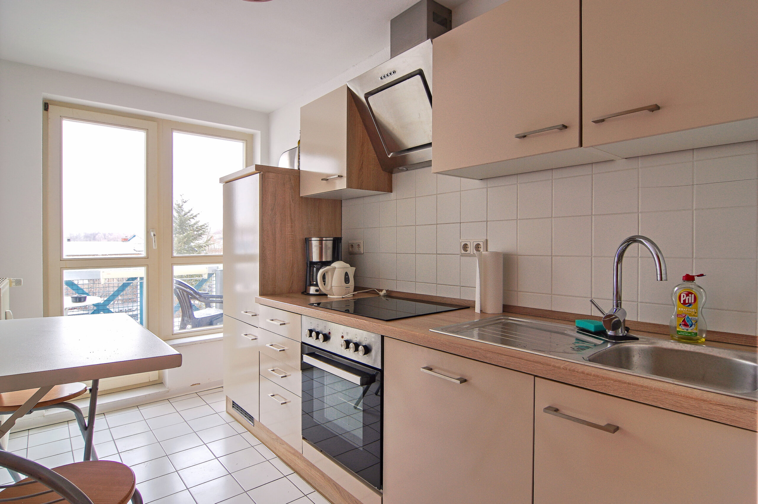 Vom Balkon an der Küche haben Sie Blick auf Ihren Parkplatz