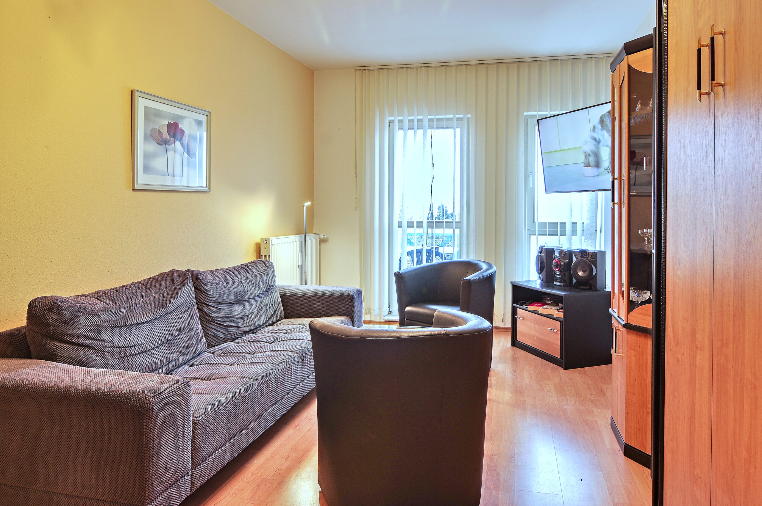 Wohnzimmer mit Blick auf Balkon